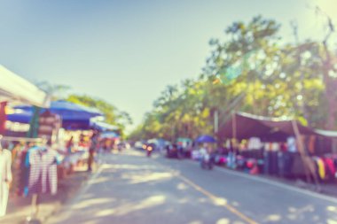 Gündüz festivalinde arka plan kullanımı için yiyecek tezgahının soyut bulanık görüntüsü. (Klasik ton))