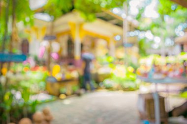 Soyut bulanık açık hava kahve kulübesinin gündüz vakti arka plan kullanımı için görüntüsü. (Klasik ton))