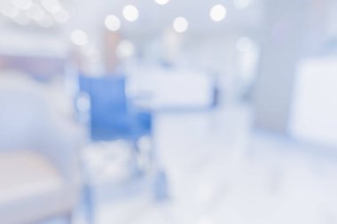 Arka plan kullanımı için masa ve sandalyeli hastane ofisinin bulanık görüntüsü.