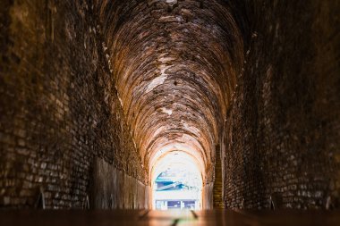 Chiang Mai, Tayland 'daki Wat Umong Suan Tapınağı' nın eski tüneli..