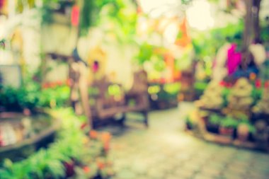 Soyut bulanık açık hava kahve kulübesinin gündüz vakti arka plan kullanımı için görüntüsü. (Klasik ton))