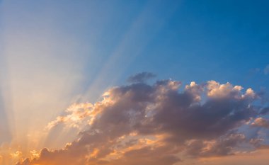 Arkaplan kullanımı için gündüz vakti gökyüzünde güneş Crepuscular (ışın) görüntüsü.