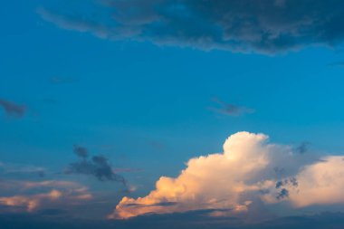 Arka plan kullanımı için mavi gökyüzü ve beyaz bulutun gündüz görüntüsü. (yatay)).