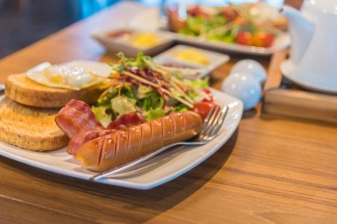 Restoranda yumurta ve sosisli kahvaltı görüntüsü. .