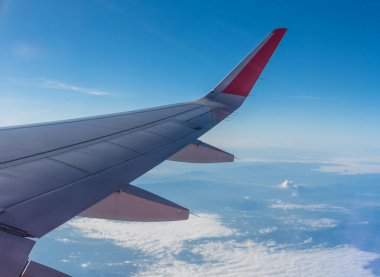 Uçak penceresinden gökyüzünü görmek görünümünün resmi.