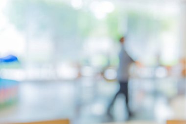 Arka plan kullanımı için havaalanında koridorda yürüyen bulanık insanlar. (Klasik ton))