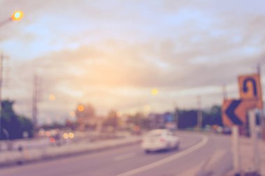 Arka plan kullanımı için gece yolda bulanık bir araba görüntüsü. (Klasik ton))