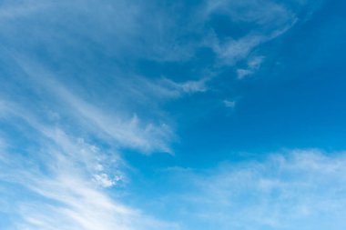 Arka plan kullanımı için mavi gökyüzü ve beyaz bulutun gündüz görüntüsü. (yatay)).