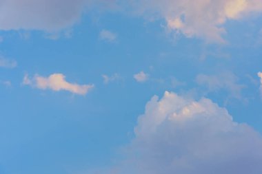 Arka plan kullanımı için mavi gökyüzü ve beyaz bulutun klasik ton görüntüsü.