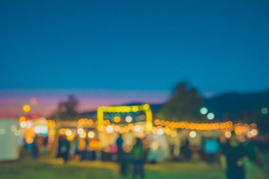 Gece Festival bulanık görüntü arka plan kullanım için hafif bokeh ile sokak üzerinde soyut. (vintage sesi)