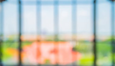 Yüksek görünümünde office, gökyüzü ve şehir görünümünde bulanık windows.