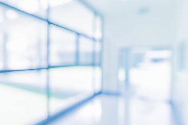 Mavi tonu görüntünün parlak ve temiz pencere, kapı ve modern ofis için arka plan kullanım gün zamanında Binası koridorunda bulanıklık.