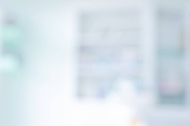 Gündüz vakti modern ofis binasında arka plan kullanımı için parlak ve temiz pencere ve kapının soyut bulanık görüntüsü.