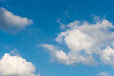 Arka plan kullanımı için mavi gökyüzü ve beyaz bulutun gündüz görüntüsü. (yatay)).