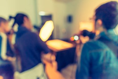 Fotoğraf stüdyosunda arka plan kullanımı için çalışan fotoğrafçının klasik ton bulanık görüntüsü.