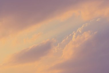 Arka plan kullanımı için mavi gökyüzü ve beyaz bulutun klasik ton görüntüsü.