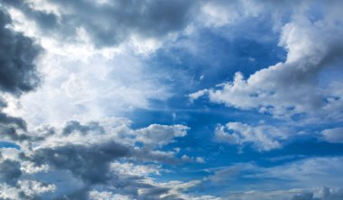 Arka plan kullanımı için mavi gökyüzü ve beyaz bulutun gündüz görüntüsü. (yatay)).