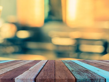 Arkaplan kullanımı için ahşap masa ve bulanık restoran yüzeyine seçici odaklı ton görüntüsü.