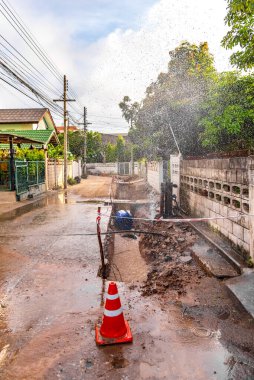 Zavallı sokak İnşaat ve düzeltme zemin Bodrum sonra boru hattından sızdıran musluk suyu Çeşme görüntüsü. (dikey)