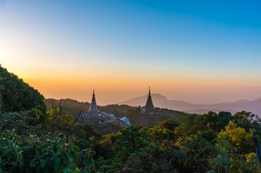 King ve Queen Pagodas 'ın Doi Inthanon Ulusal Parkı' ndaki sabah vakti çekilmiş görüntüleri.