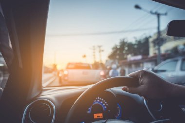 Arka plan kullanımı için gündüz vakti araba kullanan insanların klasik ton görüntüsü. (içeriden fotoğraf çek sürücü eline odaklan)