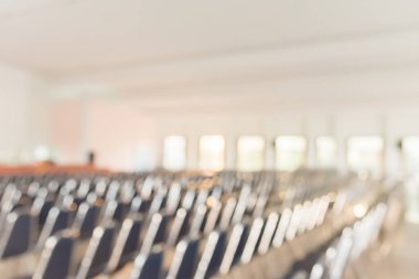 Arka plan kullanımı için boş oditoryum odasının bulanık görüntüsü.