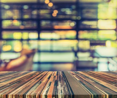 Arkaplan kullanımı için ahşap masa ve bulanık restoran yüzeyine seçici odaklı ton görüntüsü.