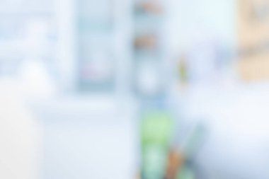 Gündüz vakti modern ofis binasında arka plan kullanımı için parlak ve temiz pencere ve kapının soyut bulanık görüntüsü.