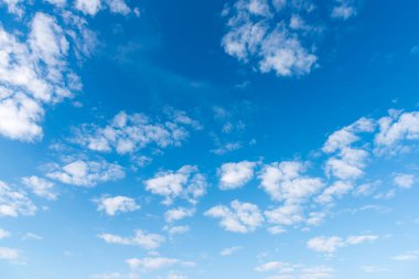 Arka plan kullanımı için mavi gökyüzü ve beyaz bulutun gündüz görüntüsü. (yatay)).