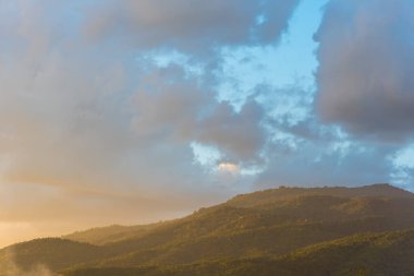Dağın ve mavi gökyüzünün gündüz arkaplanındaki görüntüsü.