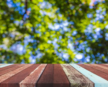 Ahşap tablo ve arkaplan kullanımı için güneşi olan soyut yeşil ağaç Bokeh 'in bulanık görüntüsü.