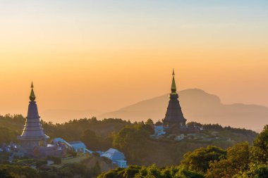 King ve Queen Pagodas 'ın Doi Inthanon Ulusal Parkı' ndaki sabah vakti çekilmiş görüntüleri.