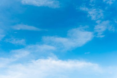 Arka plan kullanımı için mavi gökyüzü ve beyaz bulutun gündüz görüntüsü. (yatay)).