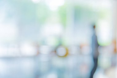 Arka plan kullanımı için havaalanında koridorda yürüyen bulanık insanlar. (Klasik ton))