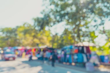 Gündüz festivalinde arka plan kullanımı için yiyecek tezgahının soyut bulanık görüntüsü. (Klasik ton))