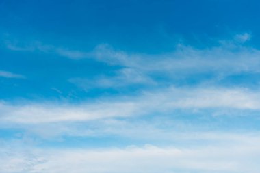 Arka plan kullanımı için mavi gökyüzü ve beyaz bulutun gündüz görüntüsü. (yatay)).