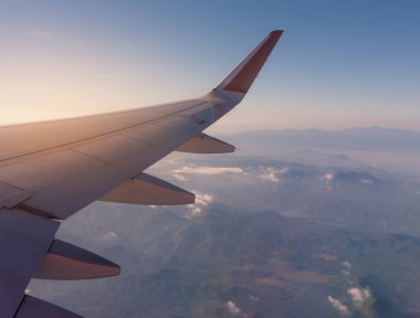 Gökyüzünü görmek için uçak penceresinden klasik ton görüntüsü.