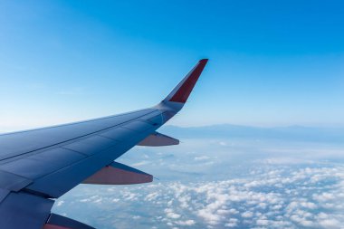 Uçak penceresinden gökyüzünü görmek görünümünün resmi.