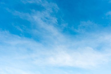 Arka plan kullanımı için mavi gökyüzü ve beyaz bulutun gündüz görüntüsü. (yatay)).