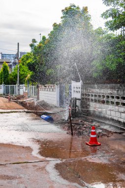 Zavallı sokak İnşaat ve düzeltme zemin Bodrum sonra boru hattından sızdıran musluk suyu Çeşme görüntüsü. (dikey)