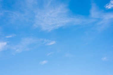 Arka plan kullanımı için mavi gökyüzü ve beyaz bulutun gündüz görüntüsü. (yatay)).