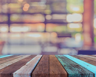 Arkaplan kullanımı için ahşap masa ve bulanık restoran yüzeyine seçici odaklı ton görüntüsü.