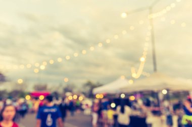 Açık hava partisinin arka plan kullanımı için ışık saçan klasik ton bulanık görüntüsü .