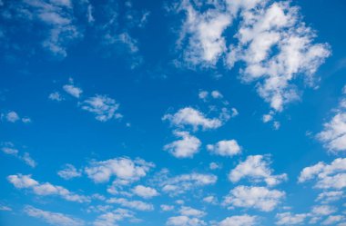 Arka plan kullanımı için mavi gökyüzü ve beyaz bulutun gündüz görüntüsü. (yatay)).