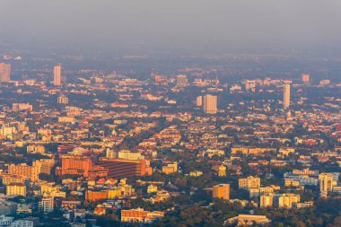 Tayland 'ın Chiang Mai eyaletinin panorama görüntüsü. Akşam vakti yüksek açılı manzaralı eski şehir..