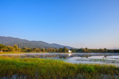 Göl resmi ve sabah vakti güzel mavi gökyüzü olan dağ..