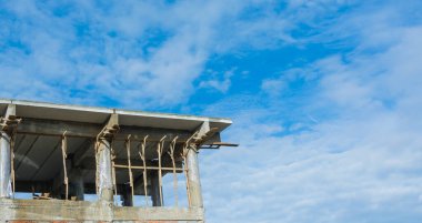 Gündüz saatlerinde inşa halindeki Modern dairelerin (konutların) resmi ve arkaplan kullanımı için kopyalama alanı.