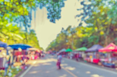 Gündüz festivalinde arka plan kullanımı için yiyecek tezgahının soyut bulanık görüntüsü. (Klasik ton))