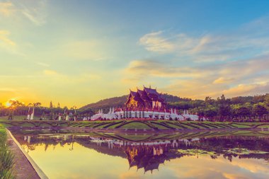 Tayland 'ın başkenti Chiang Mai' de bulunan Royal Flora Uluslararası Bahçıvanlık Sergisi 'nde (Ratchaphreuk) Kuzey Tayland tarzı bir bina. (Klasik ton))