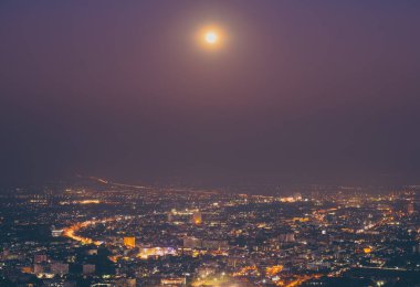 Chiang Mai vilayeti, Tayland 'ın eski şehir manzarasının yüksek açılı gece görüntüsü. Süper dolunay ile birlikte..